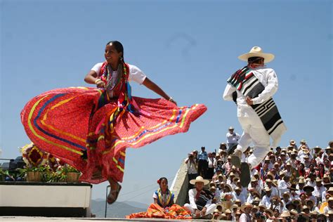 Guelaguetza Festivali: Renkli Kostümler ve Geleneksel Danslarla Birleşen Kültürel Gösteriş